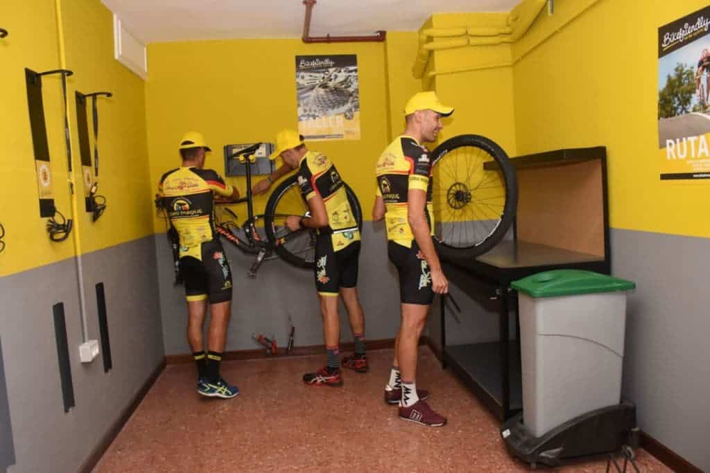Un taller muy bien equipado permite poner a punto las bicicletas en el Hotel Botánico