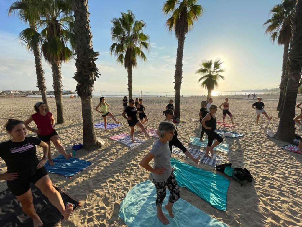 Women Mediterranean Stage - clase de yoga en la playa